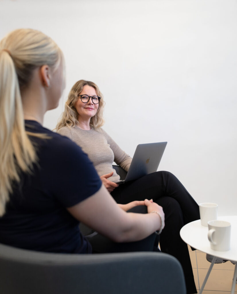 Kaksi-ihmistä-keskustelemassa-työterveyspalveluista